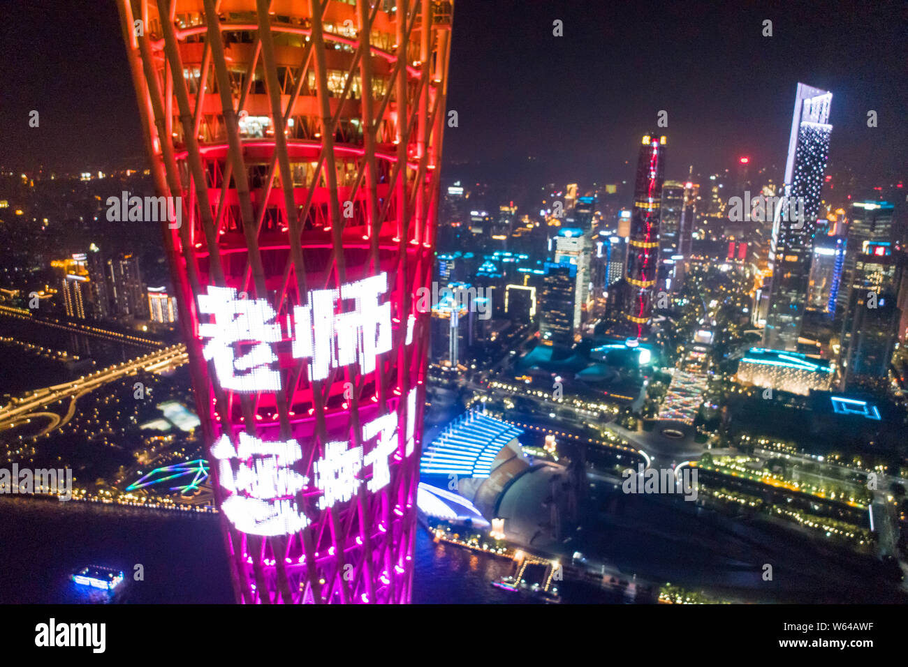 Nachtansicht des Canton Tower oder Guangzhou Turm mit Worten "Hallo Lehrer!" zu den chinesischen Teachers' Day in Guangzhou City, South China Guan mark Stockfoto