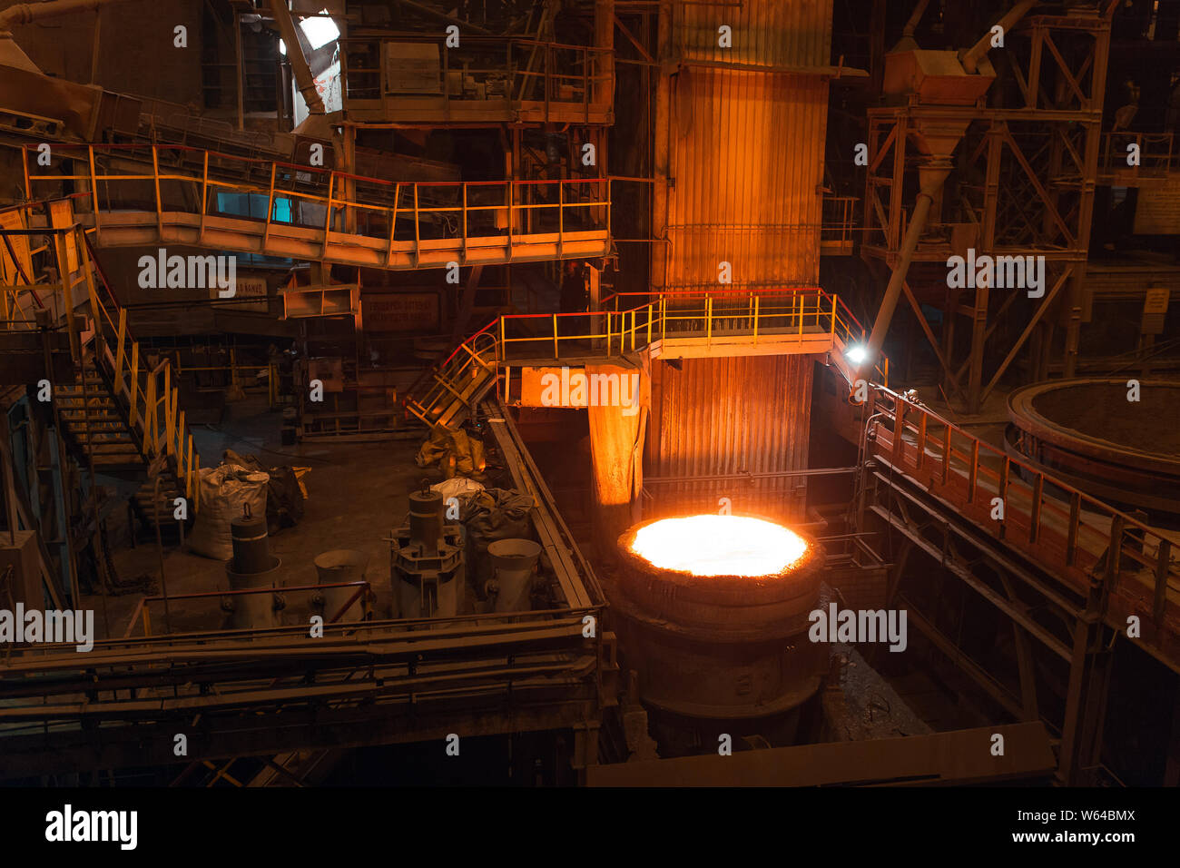 Schmelzen von Metall in einem Stahlwerk. Hohe Temperatur im Schmelzofen. Metallurgische Industrie. Fabrik für die Herstellung von metallischen Rohrleitungen. Stockfoto