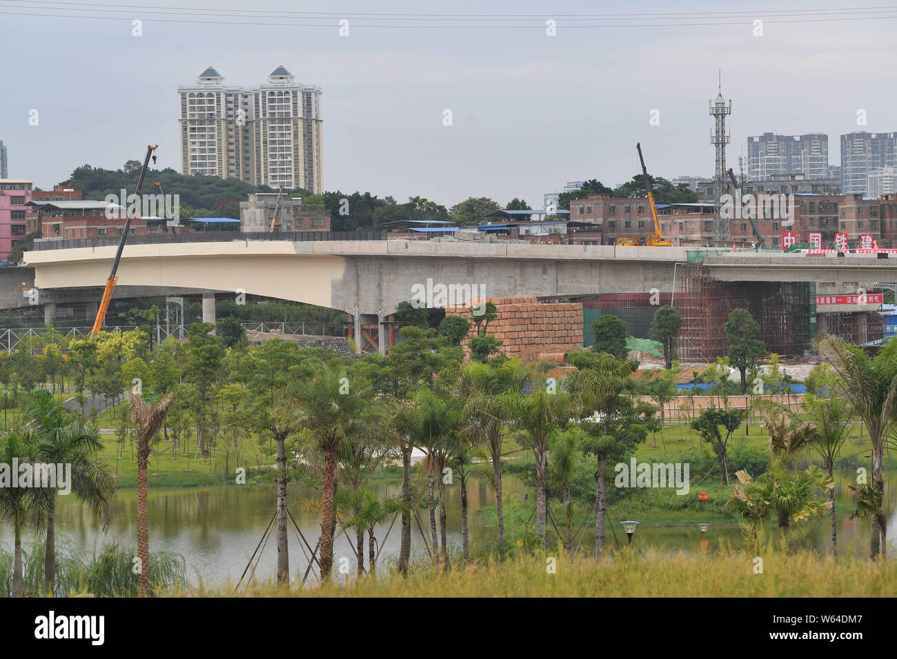 Ein 18.000-Tonnen Hohlkasten der Brücke dargestellt nach dem Drehen 120 Grad in einem Eisenbahnunternehmen zu Dock mit der Autobahn in Wuhan City, South China Guangx Stockfoto