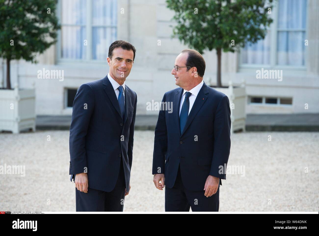 Der französische Präsident Francois Hollande grüßt Sandro Gozi vor einem Treffen der EU-sozialdemokratischen Führer im Elysee-palast vor dem EU-Gipfel in Brüssel. Paris, Frankreich - 23.10.2014./LCHAM_lcham018/Gutschrift: CHAMUSSY/SIPA/1410231640 (CHAMUSSY/SIPA/IPA/Fotogramma, PARIS - 2014-10-23) ps das Foto kann verwendet werden, um die Einhaltung der Kontext, in dem und genommen war, und ohne beleidigende Absicht der Anstand des Volkes vertreten (CHAMUSSY/SIPA/IPA/Fotogramma, Foto Archiv - 2019-07-31) p.s. La foto e 'utilizzabile nel rispetto del contesto in Cui e' Stata scattata, e senza inten Stockfoto