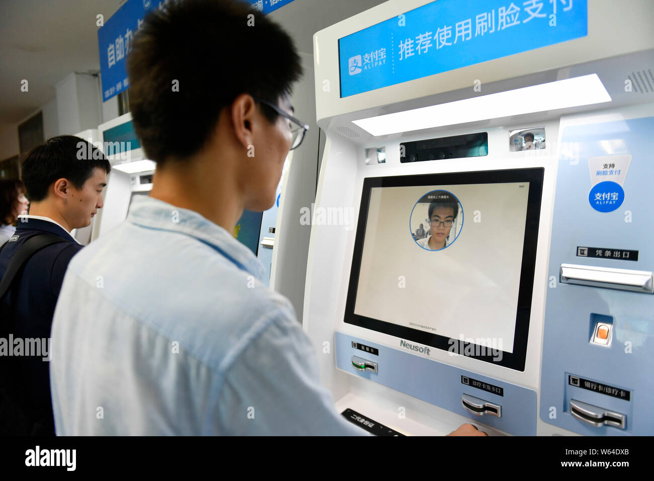 Eine chinesische Patient hat sein Gesicht durch einen gescannten-Maschine unterstützt durch Technologie zur Gesichtserkennung von Alipay, die Online Payment Service von Chi Stockfoto