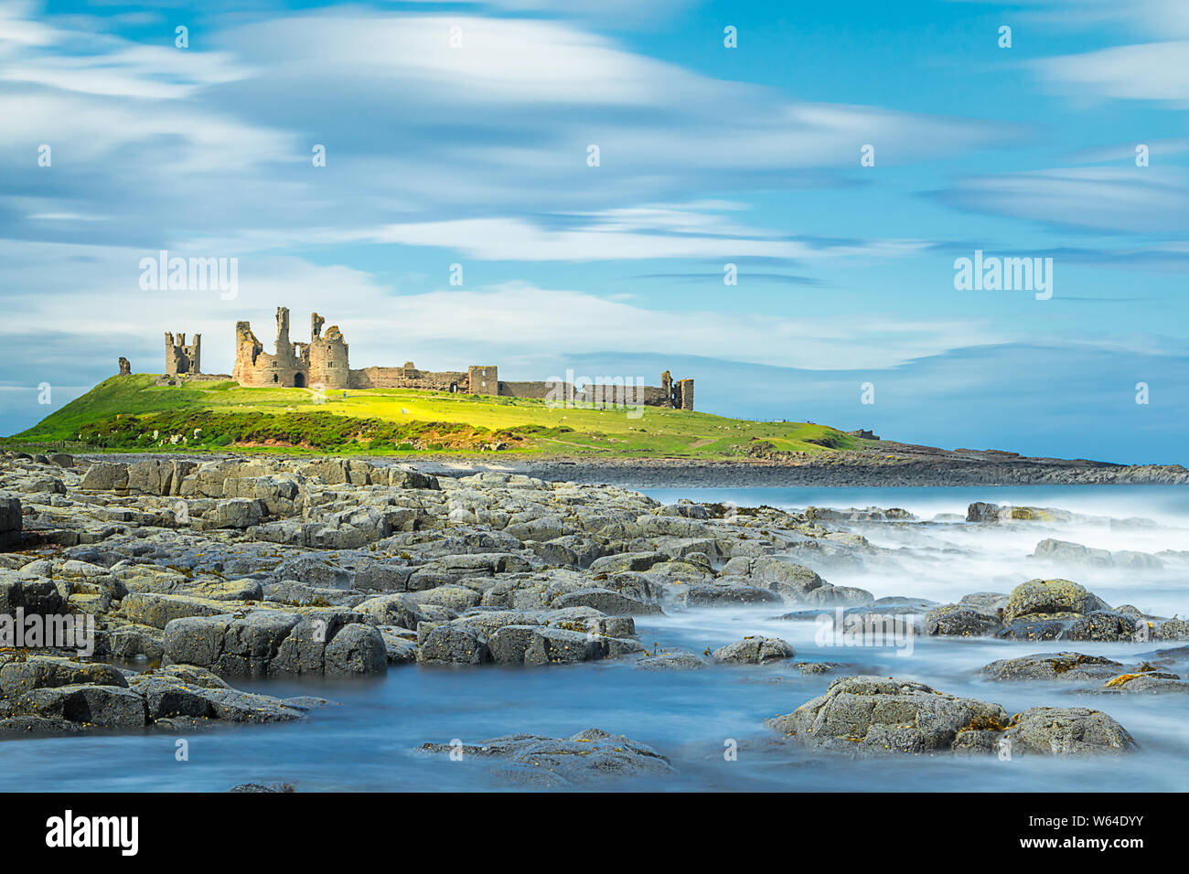 Nordsee Landschaft und Ruinen. Northumberland Küste. Sonnigen Tag. Lange Belichtung Stockfoto