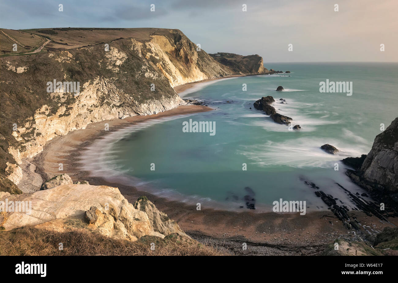 Atemberaubende Aussicht auf Man O'War Bay. West Lulworth. Jurassic Coast, Dorset, England, UK langen Belichtungszeit. Schwerpunkt auf die Küste Stockfoto