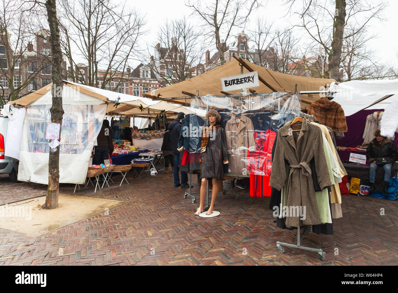 Amsterdam, Niederlande, 25. Februar 2017: Marktplatz Noordermarkt mit Verkäufer, die ein Array von Gütern wie Antiquitäten, Kleidung und Essen Stockfoto