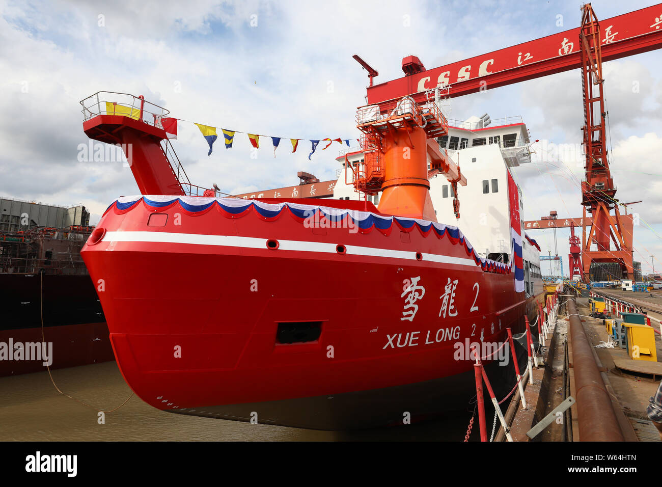 Chinas erste im Inland - polarforschungsschiff und Eisbrecher Xuelong '2' bereitet Wasser bei Jiangnan Changxing Werft in Chongming ist konzipiert Stockfoto