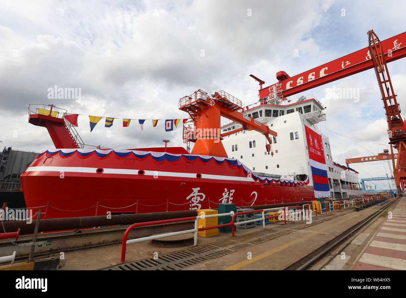 Chinas erste im Inland - polarforschungsschiff und Eisbrecher Xuelong '2' bereitet Wasser bei Jiangnan Changxing Werft in Chongming ist konzipiert Stockfoto