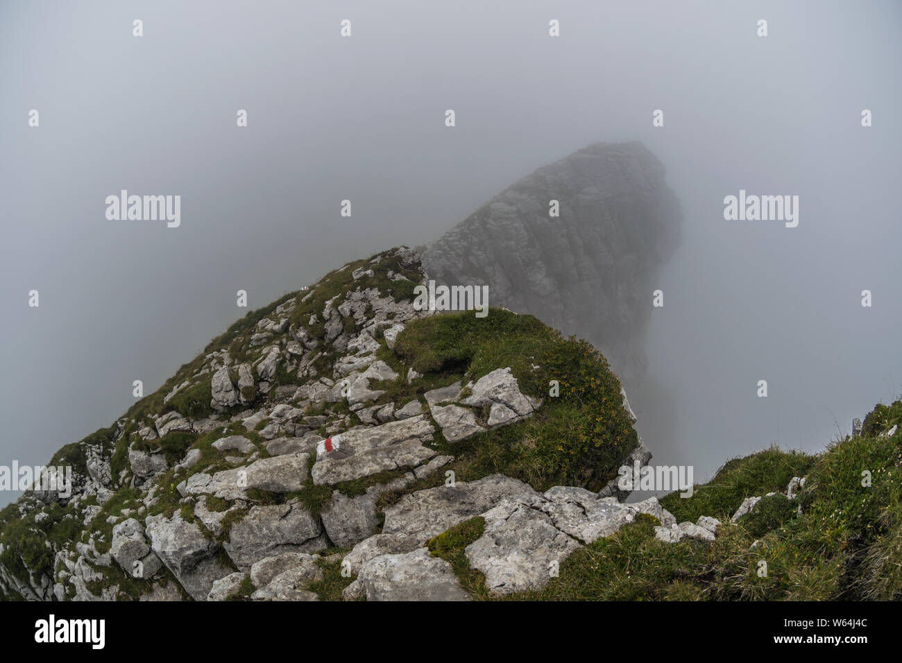 Höhenweg mit Nebel und Abgrund Stockfoto