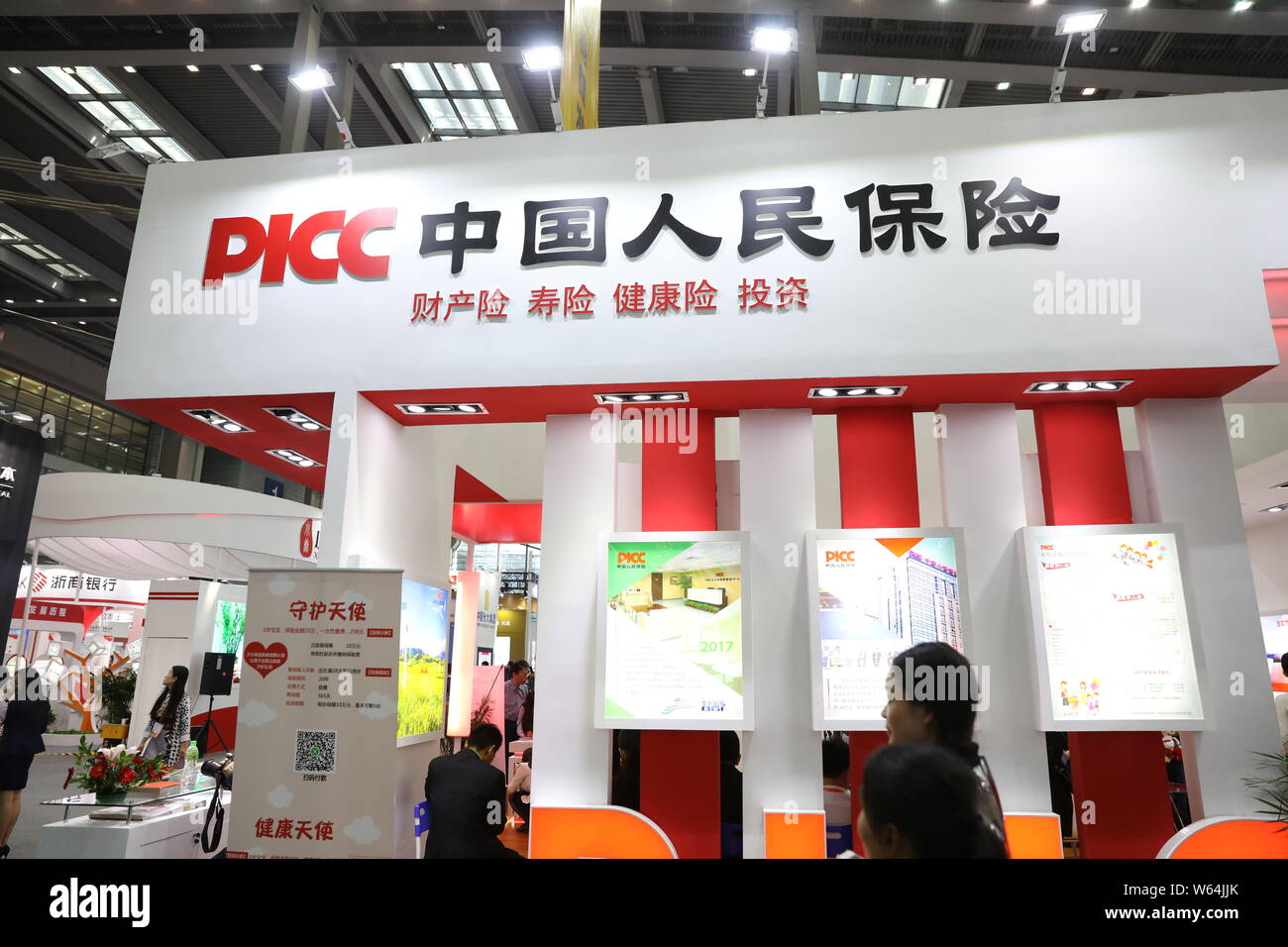 ---- Menschen besuchen den Stand der PICC (People's Insurance Company von China) während einer Messe in Shenzhen, der südchinesischen Provinz Guangdong, Stockfoto