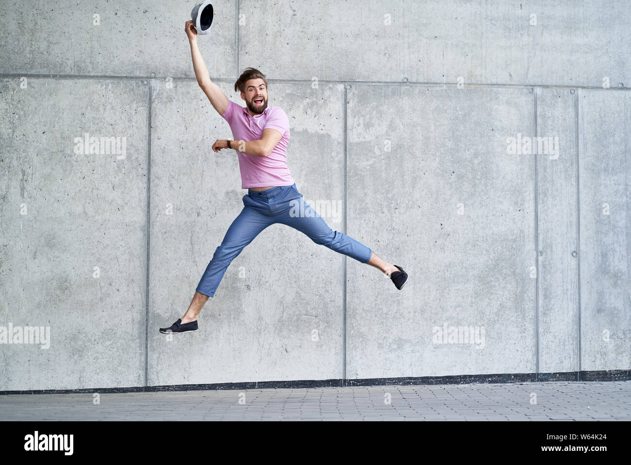Der Mensch in der Stadt springen Stockfoto