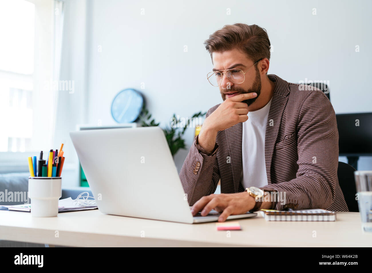 Portrait der fokussierten Junge startup Unternehmer arbeiten mit Laptop im Büro zu Hause Stockfoto