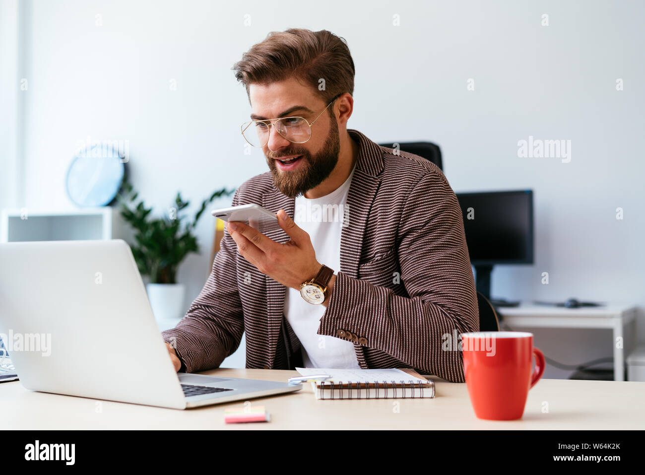 Junge startup Unternehmer arbeiten mit Laptop im Büro und am Telefon sprechen Stockfoto