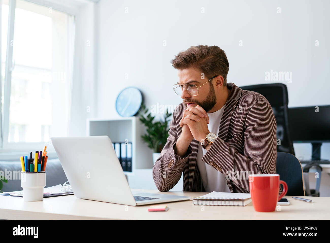 Konzentrierte Geschäftsmann auf Laptop und analysieren. Porträt der jungen startup Unternehmer bei der Arbeit Stockfoto