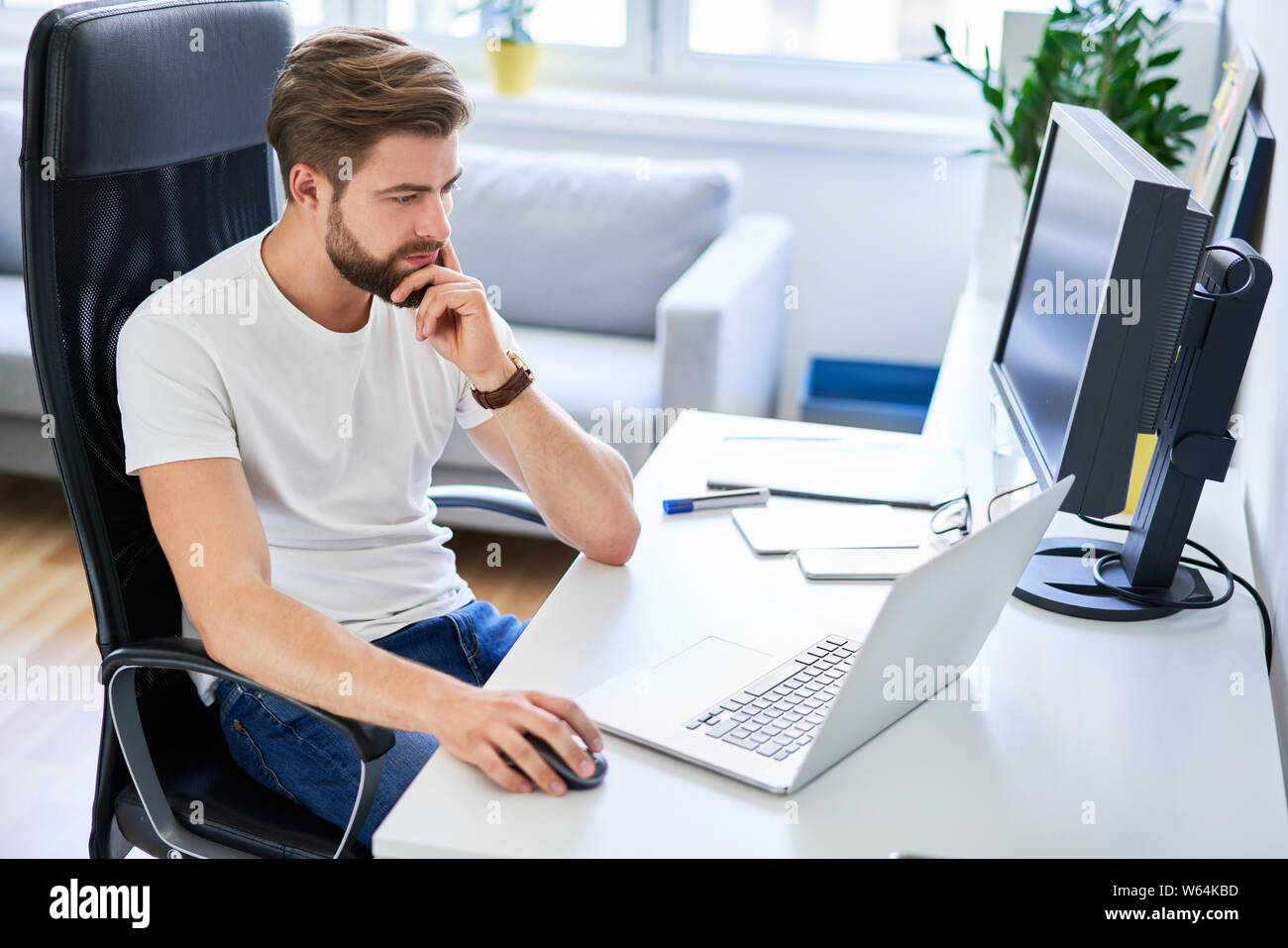 Nachdenklich Programmierer, Freelancer arbeiten von zu Hause Büro Stockfoto