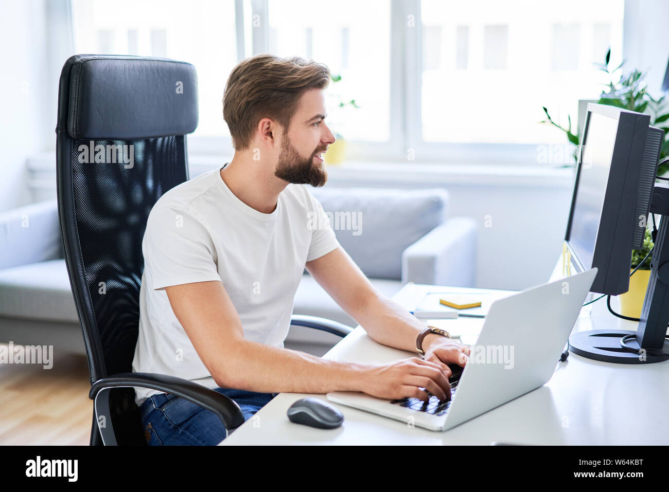 Gerne Studenten studieren auf dem Laptop aus seinem Zimmer im Wohnheim Stockfoto