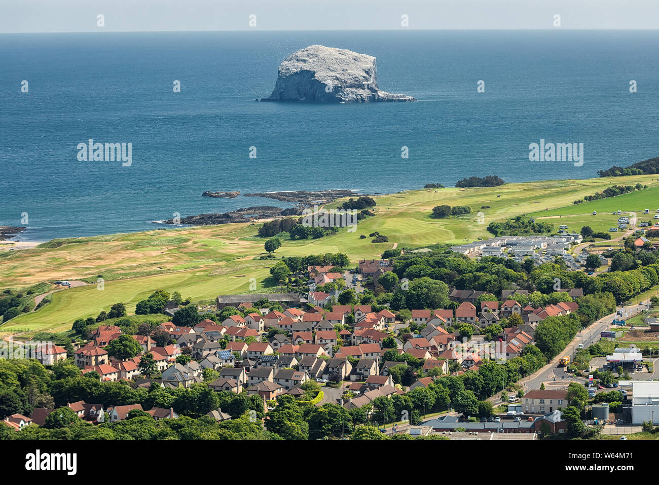 Blick auf Bass Rock und North Berwick von oben North Berwick, Schottland. Nordsee. Bass Rock Island, wo live Kolonie Basstölpel. Stockfoto