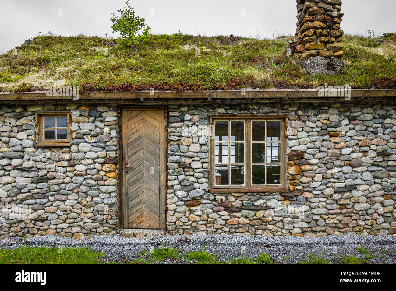 Ferienhaus aus Stein gebaut mit Materialien vom Strand auf der Insel Leka, Norwegen. Stockfoto