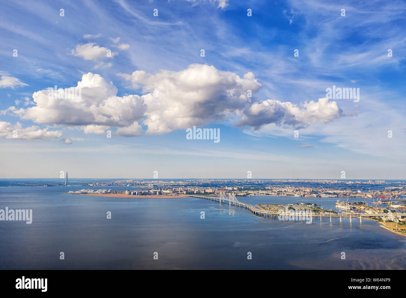 Schöne Meer Antenne Panoramablick auf St. Petersburg, Russland. Straße, Brücke, dramatischer Himmel und weit entfernte Stadt am sonnigen Tag erhöhten Stockfoto