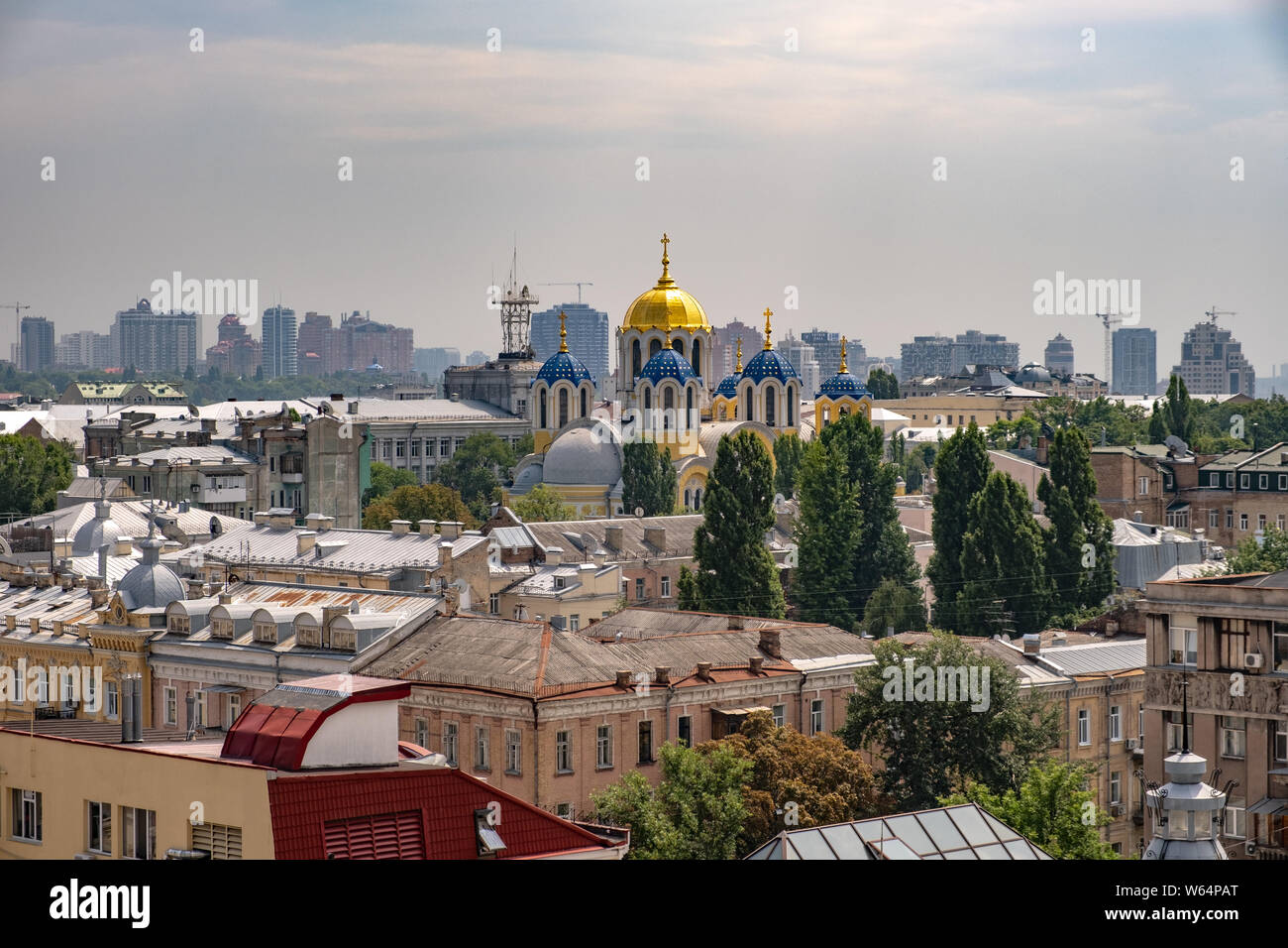 Aussicht vom Fenster auf der hl. Wladimir Kathedrale und Altstadt in Kiew, Ukraine Stockfoto