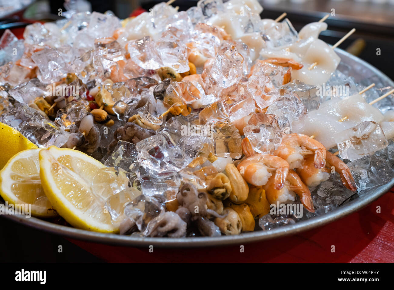 Eine außerordentliche Platte französischer Austern, Garnelen, Kebabs aus gemischten kalte Meeresfrüchte mit Zitrone, und Eis Stockfoto