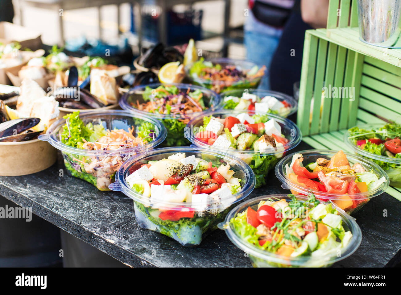 Vegetarische schmackhafte Salate, Muscheln an einem Street Festival Stockfoto