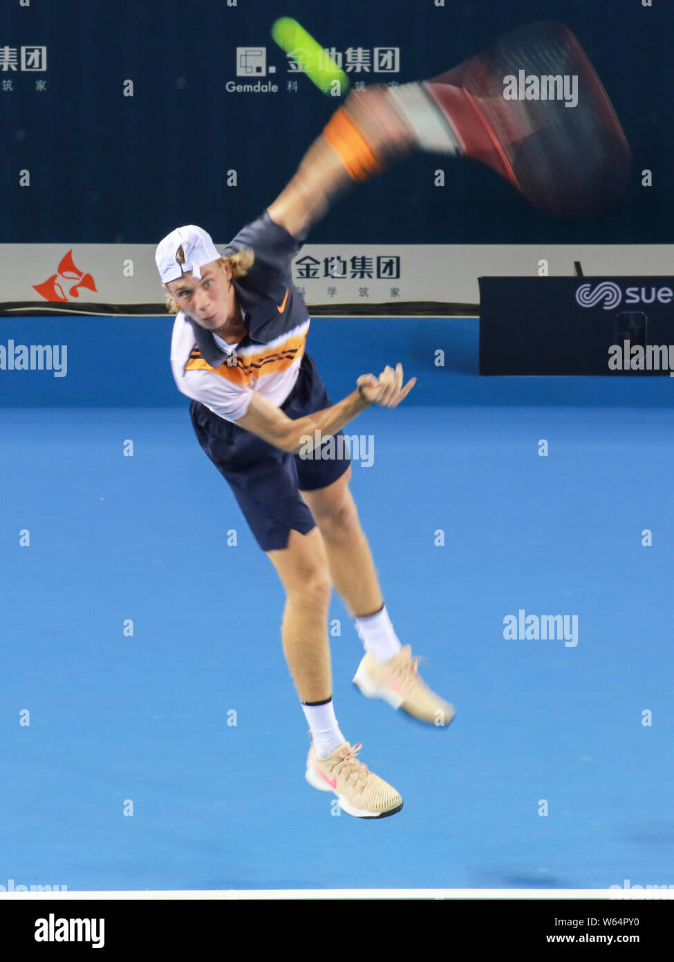 Denis Shapovalov von Kanada dient gegen Yoshihito Nishioka von Japan in der zweiten Runde der Männer singles während der 2018 ATP Shenzhen Op Stockfoto