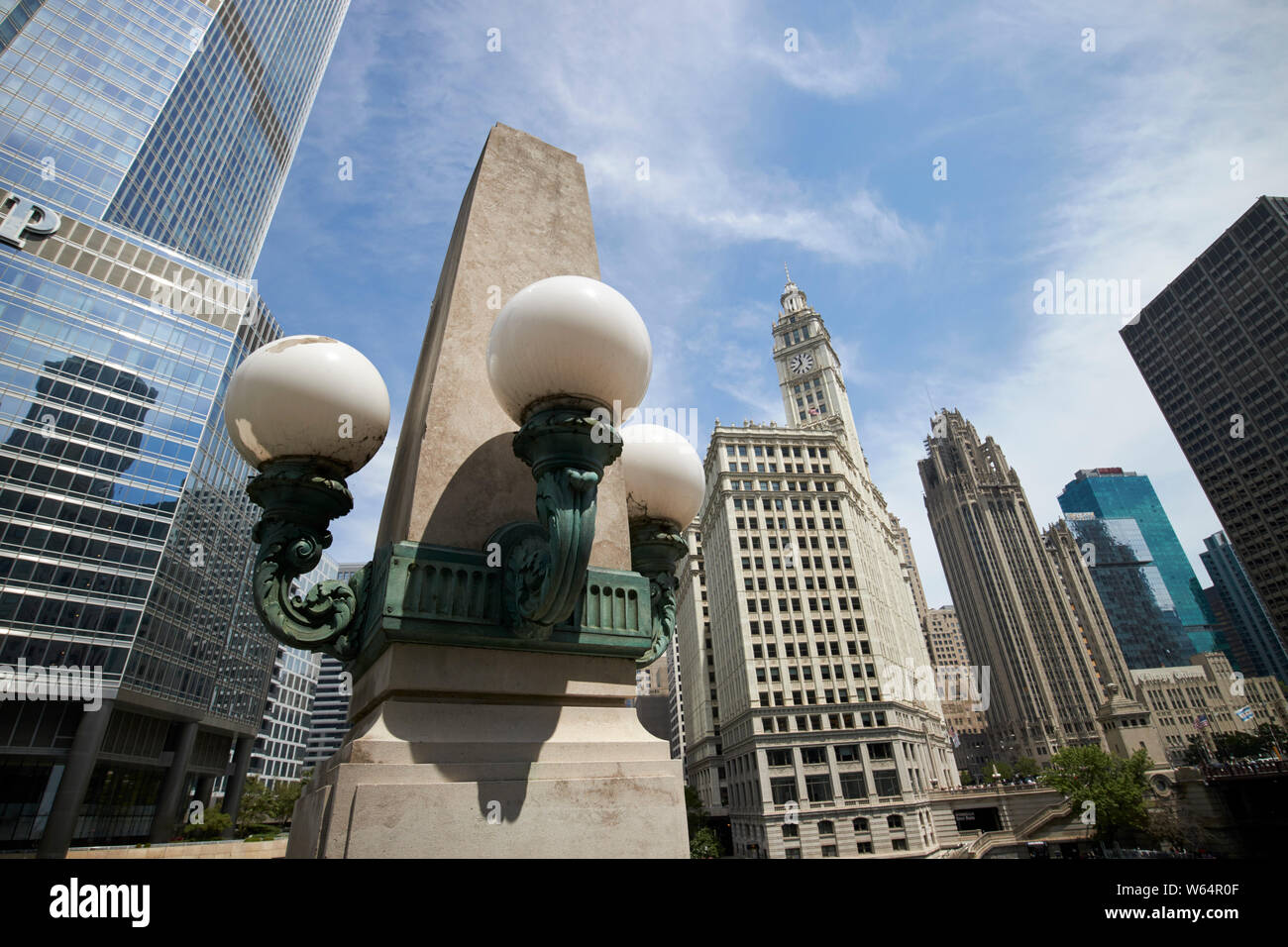 Kugel- und architektonisches Merkmal auf der unteren Wacker Drive Chicago, IL USA Stockfoto