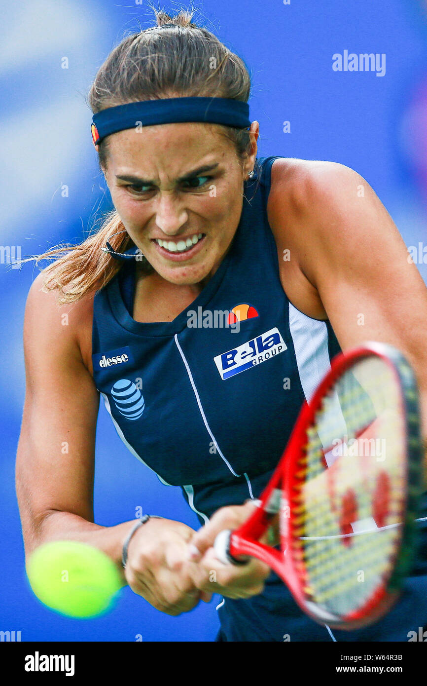 Monica Puig de Puerto Rico liefert einen Schuß zu Wang Qiang von China in ihren Viertelfinalegleichen während der Wuhan Dongfeng Motor WTA Tennis Tour 2018 öffnen Stockfoto