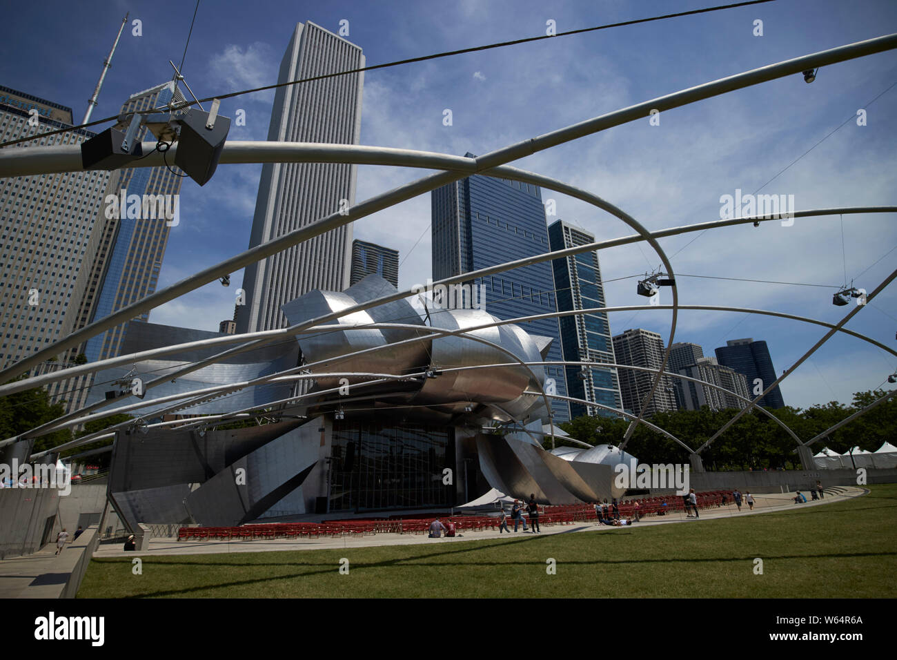Der Pavillon Pritzker von Frank Gehry im Millennium Park Chicago IL USA konzipiert Stockfoto