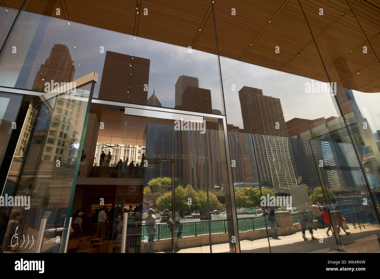 Skyline von Chicago in den Fenstern der Apple Store Pioneer Court Michigan Avenue Chicago, IL USA wider Stockfoto