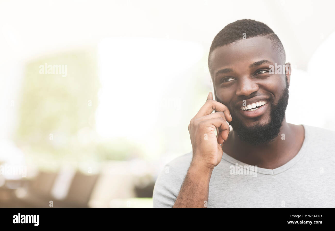 Portrait der afrikanischen Mann spricht von Telefon und lächelnd Stockfoto