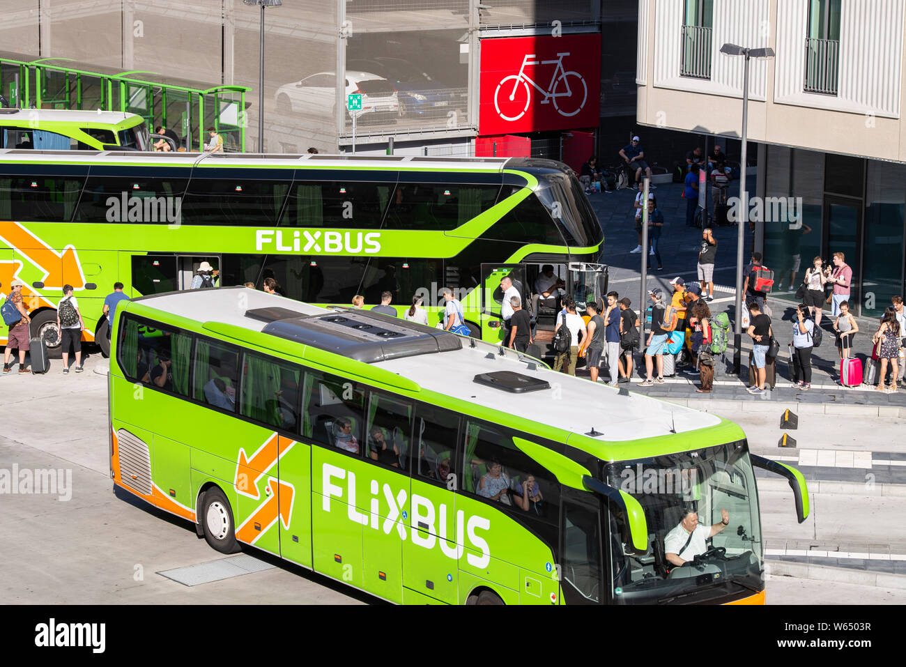 Flixbusses am Busbahnhof in Frankfurt am Main an der Stuttgarter Straße 26. Stockfoto