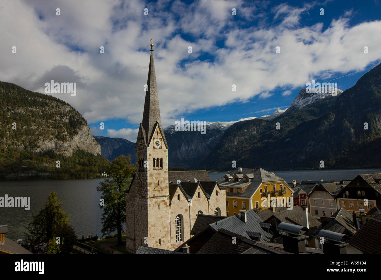 Hallstatt Kirche im Frühjahr mit dem Hintergrund Alpen in Österreich. Stockfoto