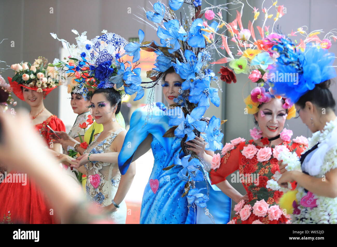 Modelle zeigen kreative Designs von frischen, getrockneten Blumen, und bewahrt Blumen während der 2018 World Blume Model Contest in Kunming City, im Südwesten von C Stockfoto