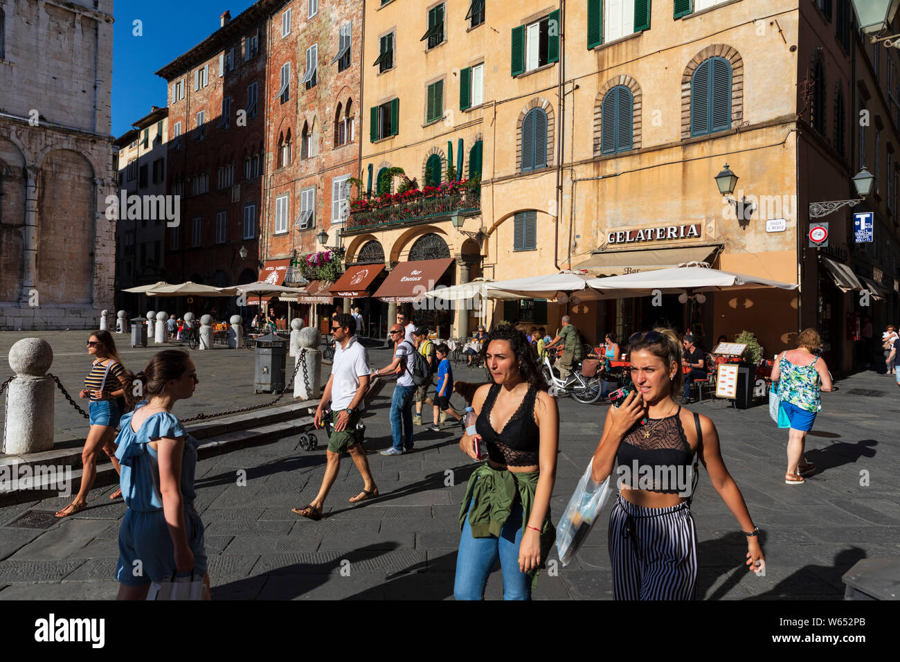 Abend die Zuschauer in der Piazza San Michele, Lucca, Toskana, Italien. Stockfoto