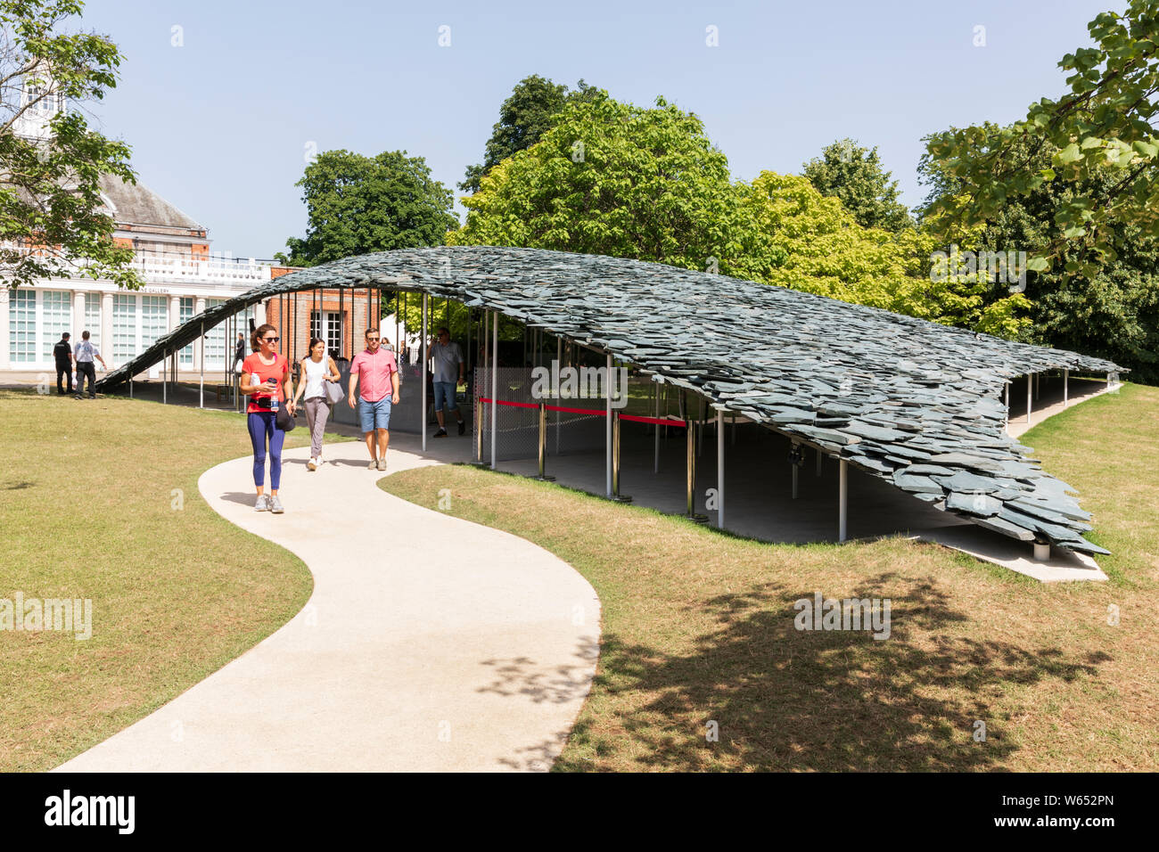 Allgemeine Ansicht der Serpentine Pavillon im Sommer 2019, London, Vereinigtes Königreich, entworfen von Junya Ishigami. Stockfoto