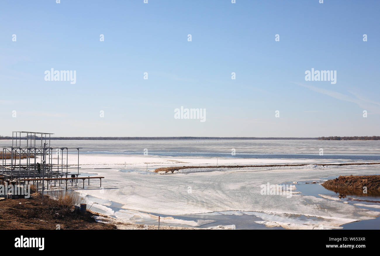 Winter Boote Parkplatz - Bau Liegeplatz schnee himmel Blau backgraund Stockfoto