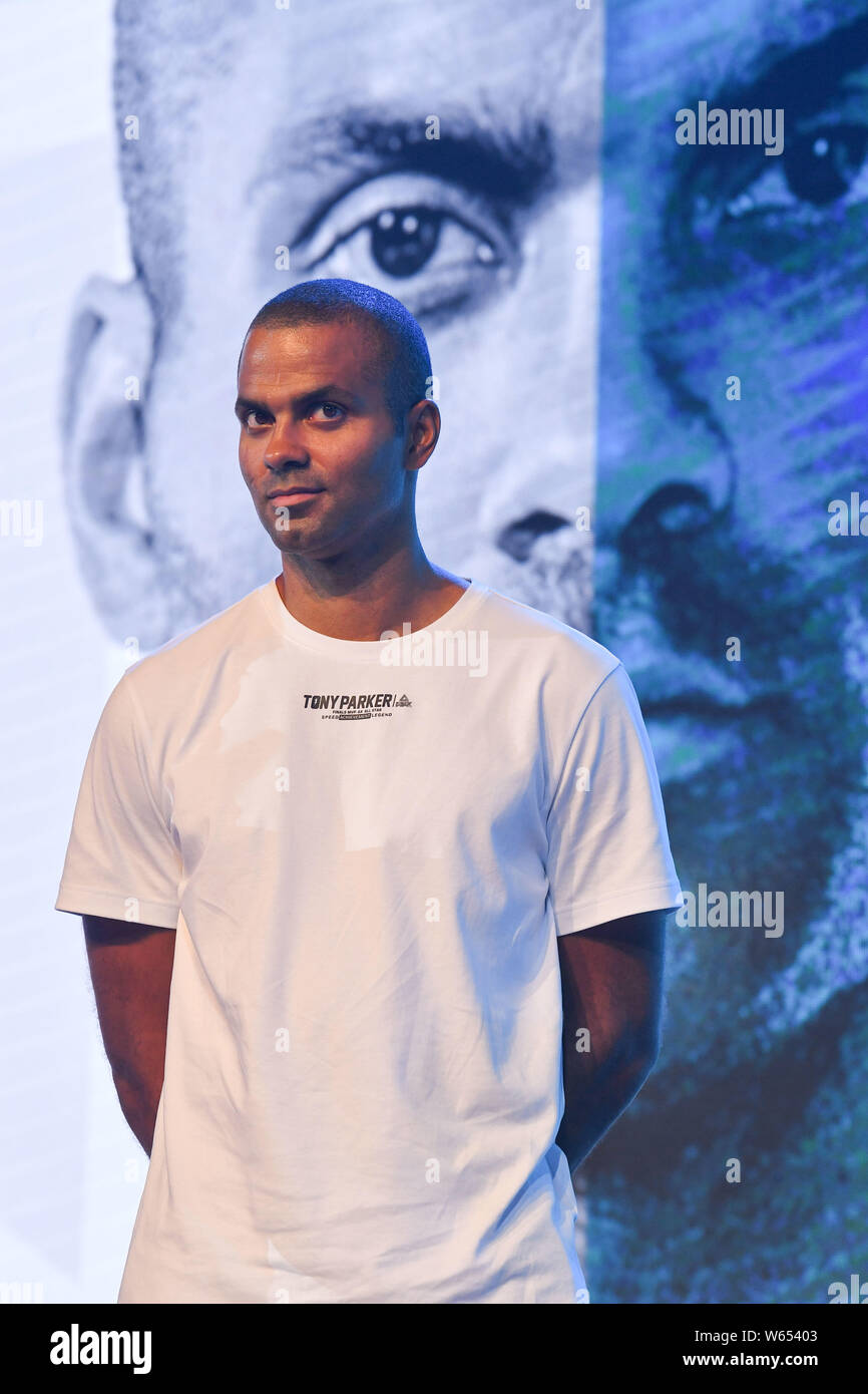 NBA-Star Tony Parker von den Charlotte Hornets besucht eine Pressekonferenz neue Spitze Tony Parker Schuhe während seiner Reise nach China in Peking, China Stockfoto