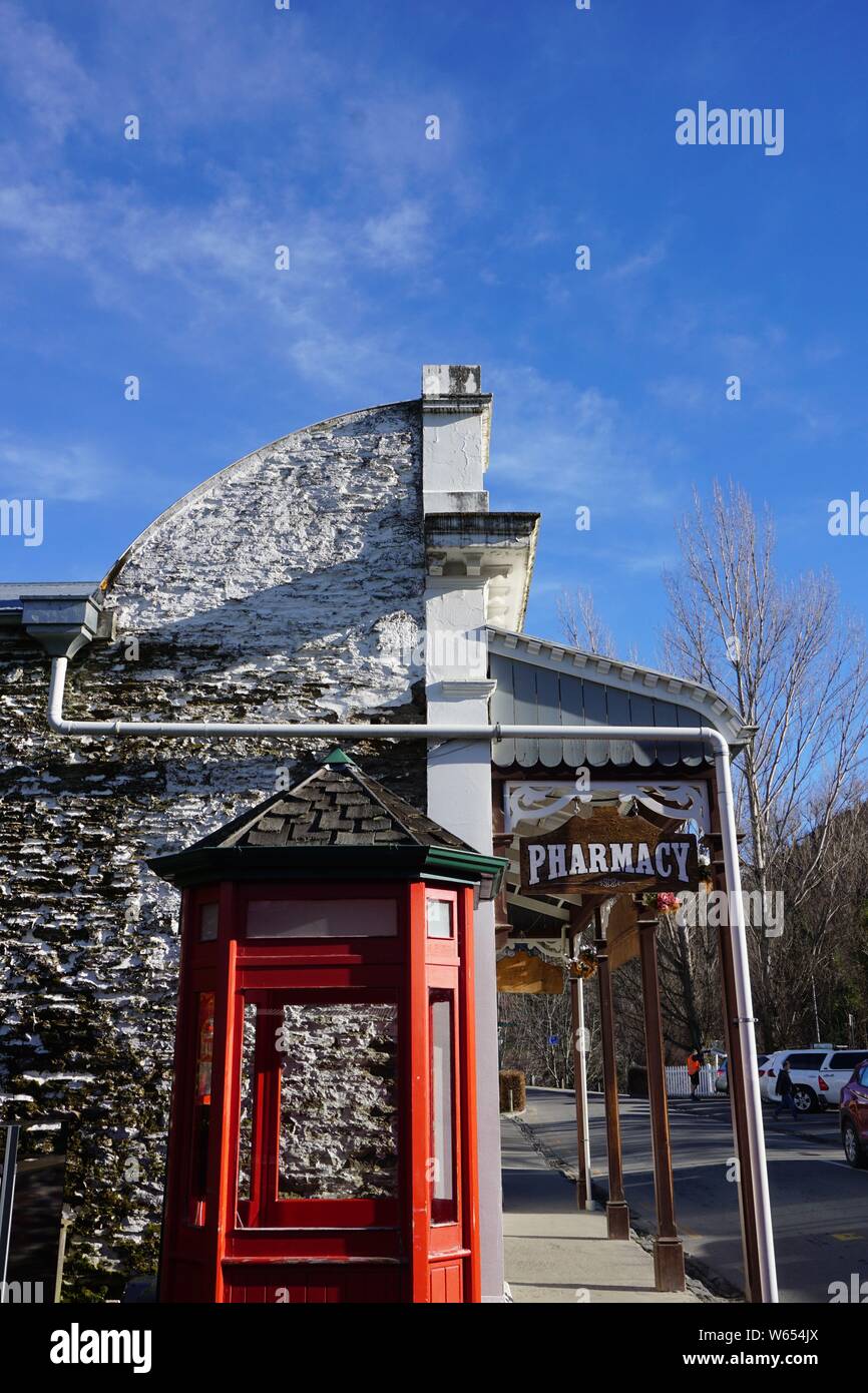 Schöne alte Gebäude in Arrowtown Neuseeland historische szenische Reiseziel Architektur im Herbst Sonnenuntergang blauer Himmel Stockfoto