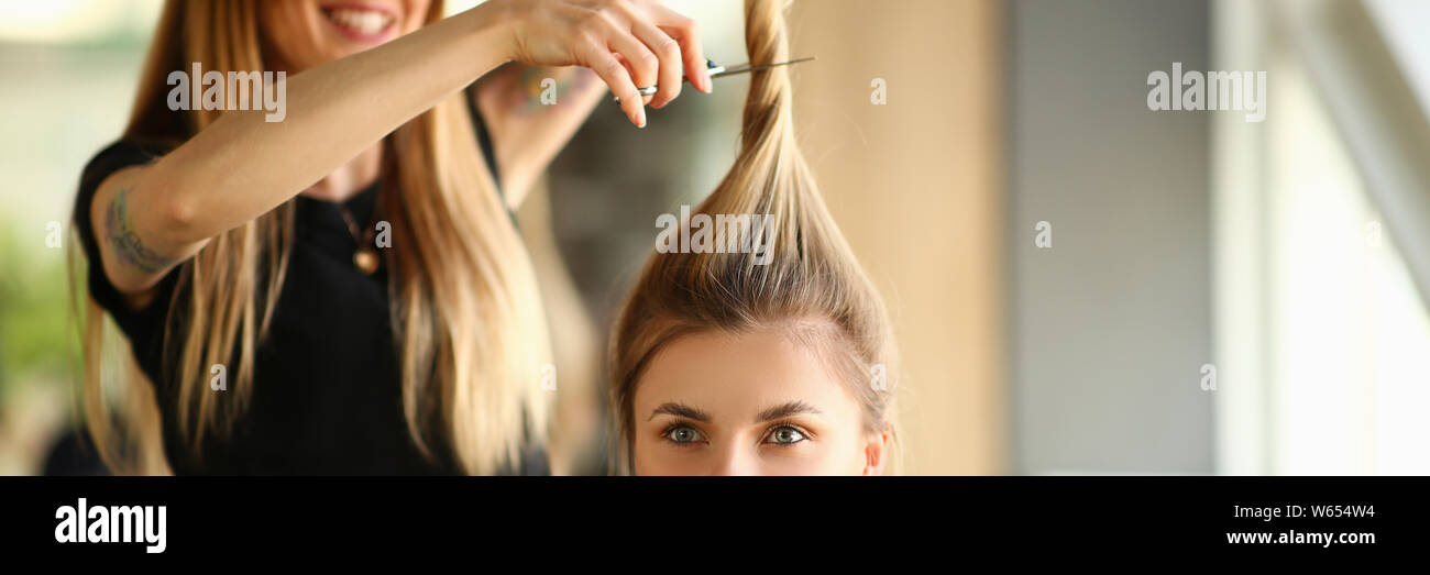 Friseur Schneiden mit Schere Pferdeschwanz Portrait Stockfoto