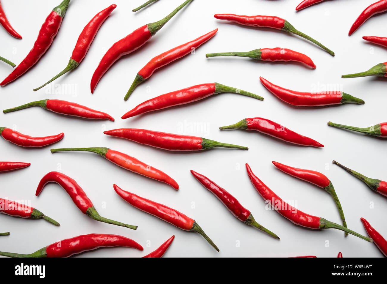 Flach red chili peppers Muster auf weißem Hintergrund Stockfoto