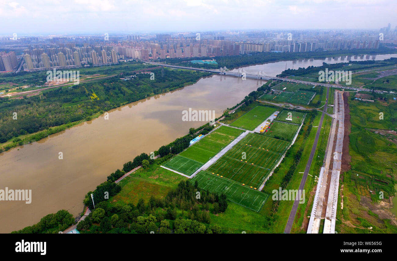 Luftaufnahme der Shenyang Gothic World Cup Soccer Park in Shenyang City, im Nordosten der chinesischen Provinz Liaoning, den 8. August 2018. Shenyang gotischen Kelch W Stockfoto