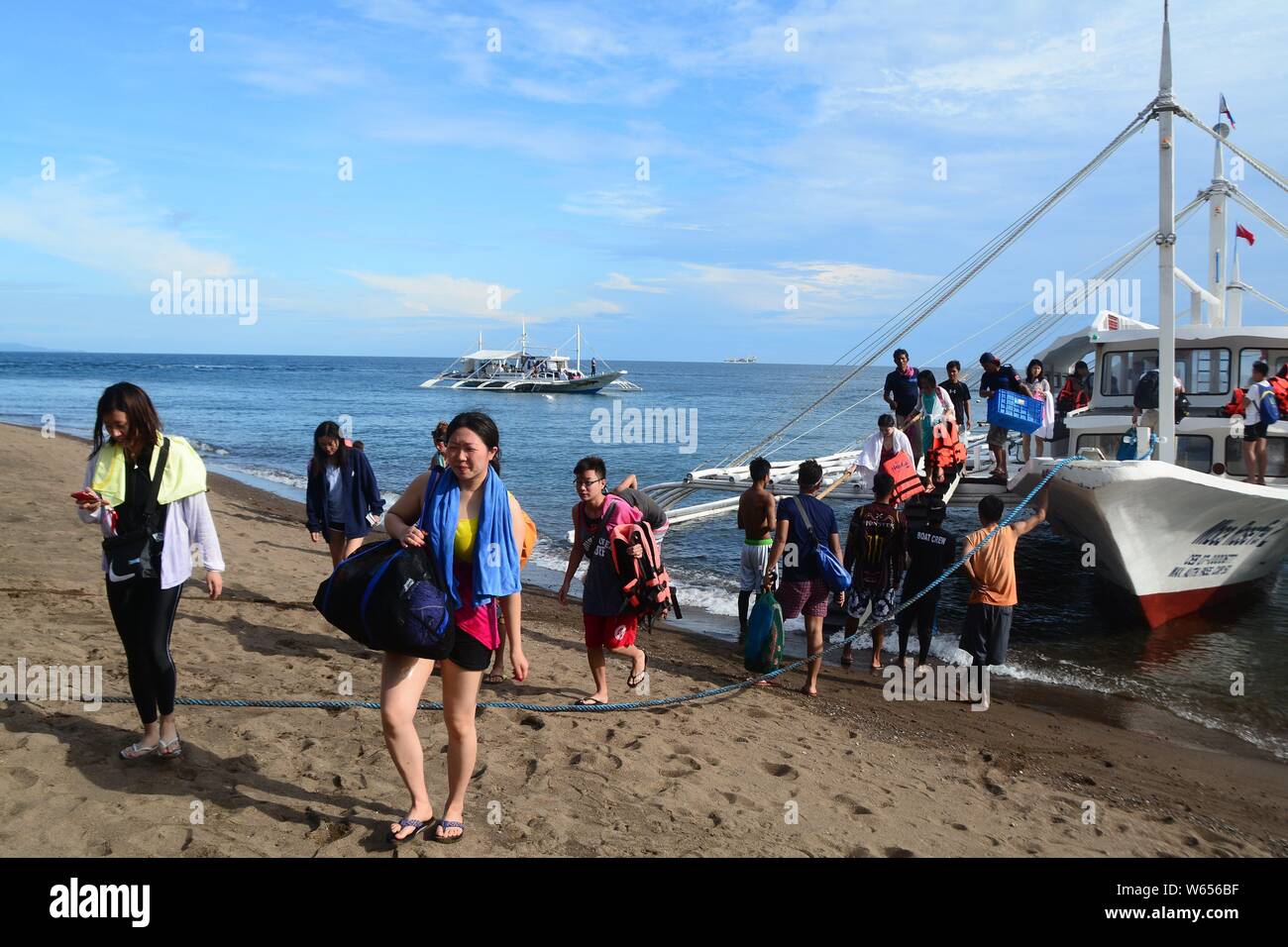 ------ Chinesische Touristen genießen Tauchen in der Apo Island, Dumaguete, die Philippinen, 30. Januar 2017. Philippinisches Tourismus Sekretär Bernt Stockfoto