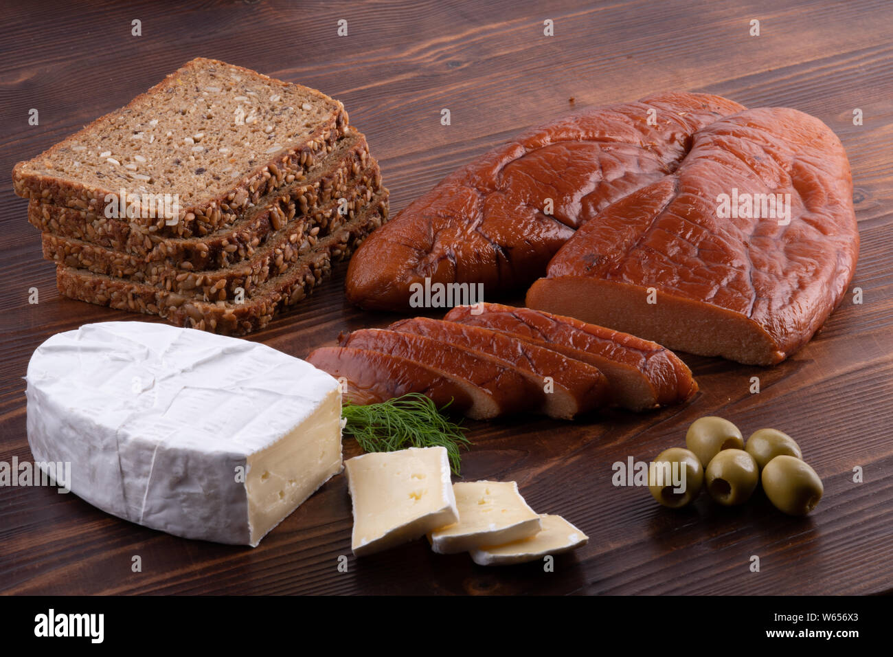 Roh geräuchert Kabeljau Kaviar in Holz- Hintergrund. Stockfoto