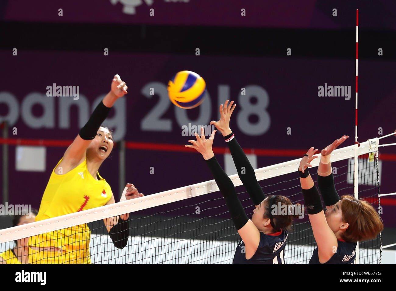 Yuan Xinyue von China, Links, Spitzen gegen Spieler von Südkorea in der Frauen Volleyball Gruppe B nähere Bestimmung während der Asian Games 2018, offiziell Stockfoto