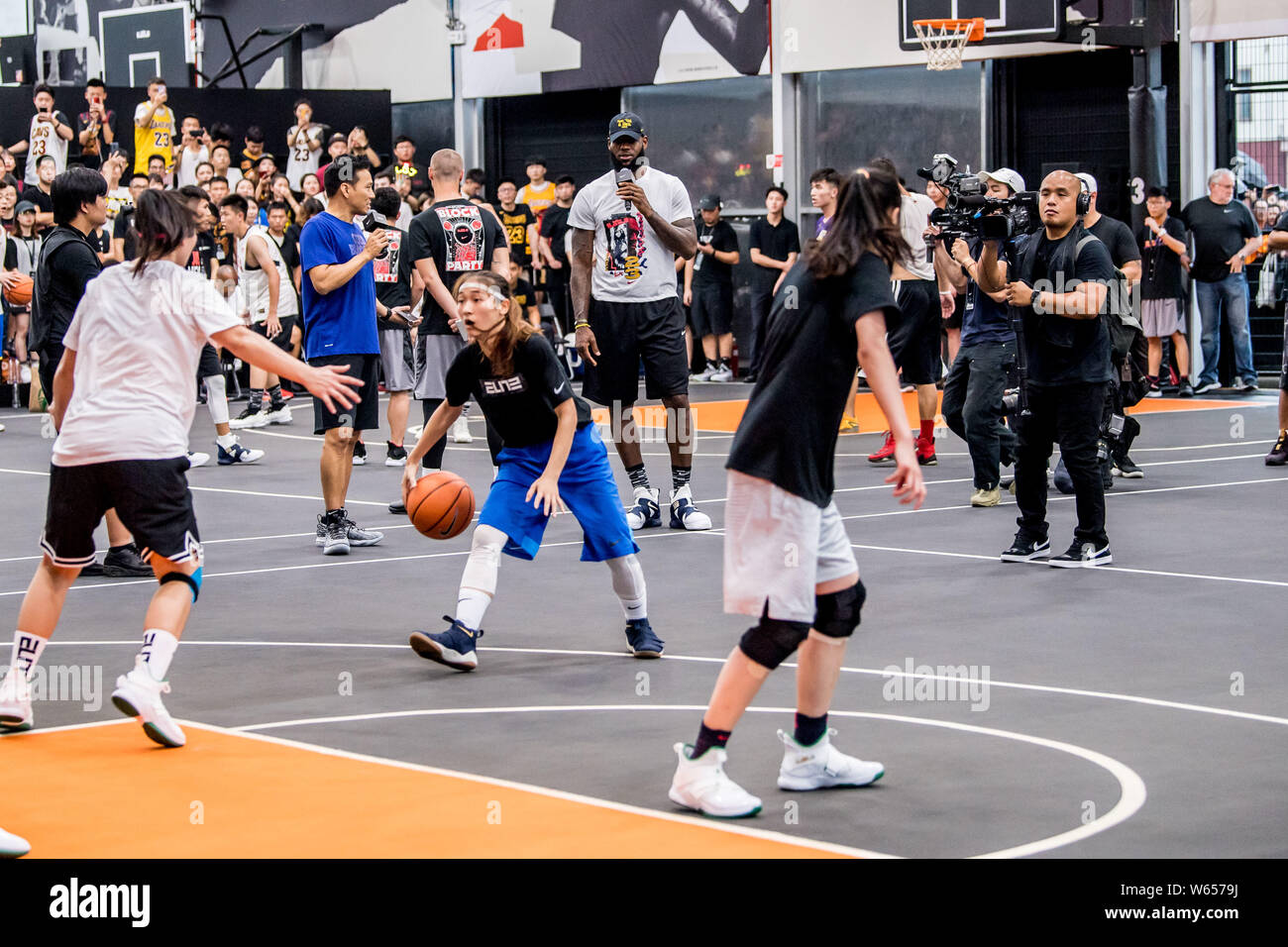 NBA-Star LeBron James, top, der Los Angeles Lakers zeigt seine Basketball Skills während seiner Reise nach China in Shanghai, China, 25. August 2018. Stockfoto