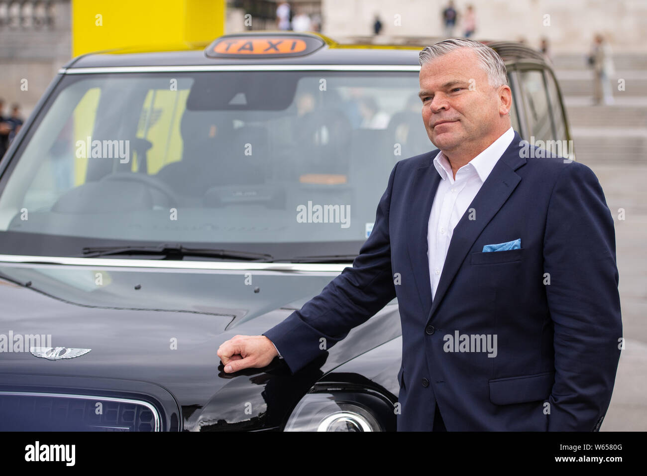 LEVC Chief Executive Officer Jörg Hofmann mit einem LEVC TX elektrische London Taxi, Trafalgar Square, London, als präsentierte das Unternehmen es 2.500 ste Fahrzeug. Stockfoto