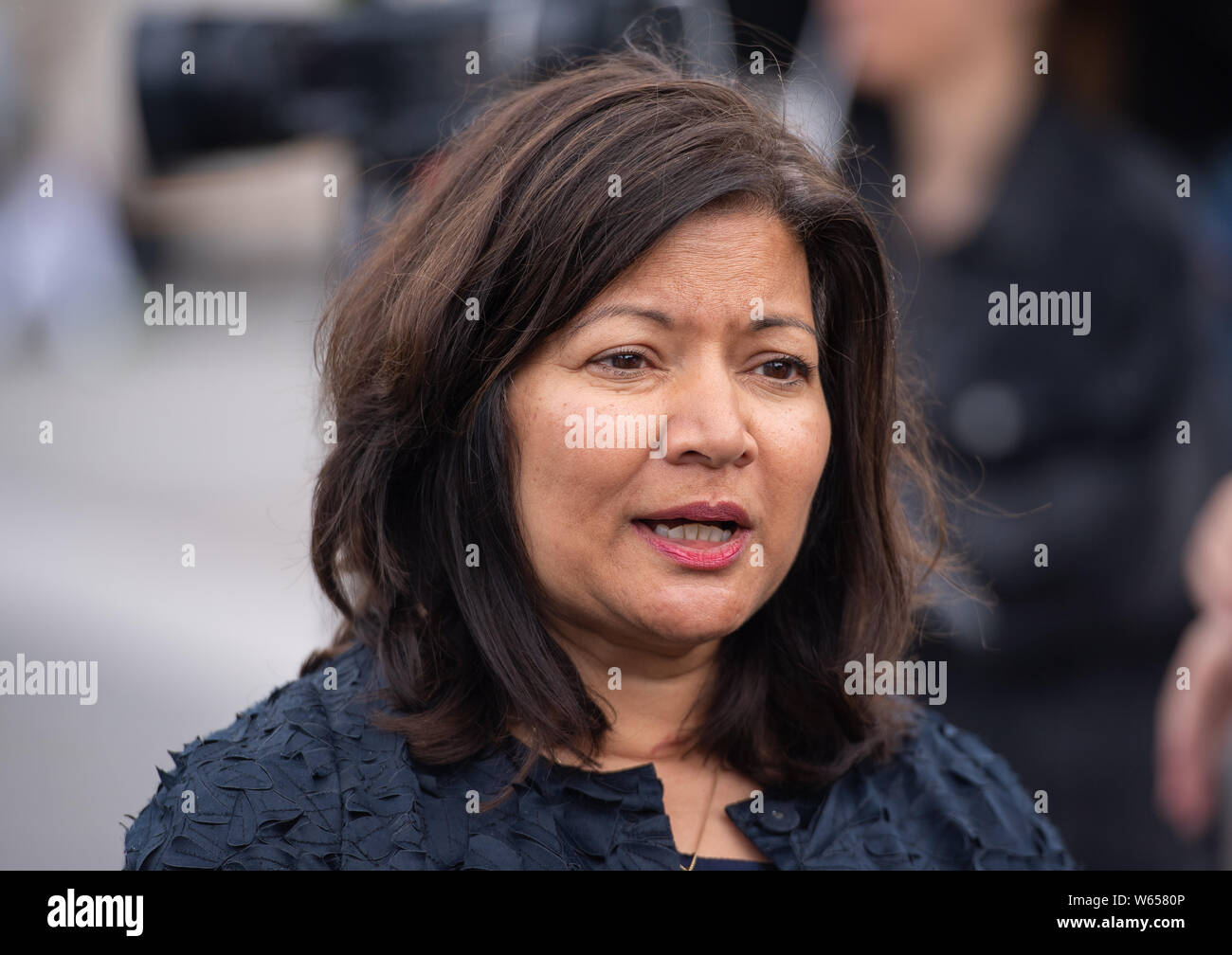 London stellvertretender Bürgermeister für Umwelt und Energie Shirley Rodrigues bei der Enthüllung der 2.500 th LEVC TX London electric Taxi auf dem Trafalgar Square in London. Stockfoto