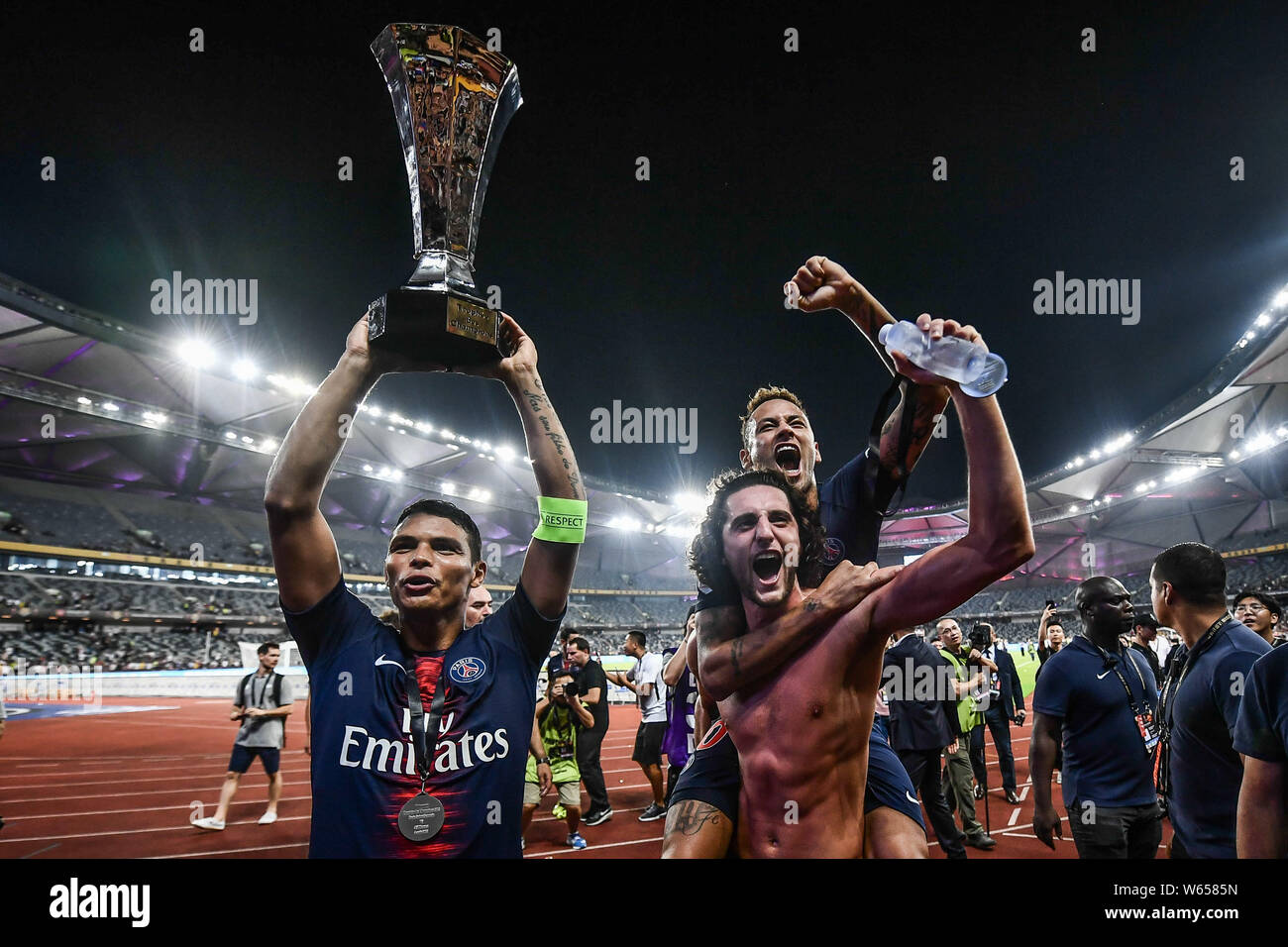 Thiago Silva, links, von Paris Saint-Germain hält die Champion trophy Neben Neymar und Adrien Rabiot, nachdem seine Mannschaft besiegte Monaco Trophee zu gewinnen. Stockfoto