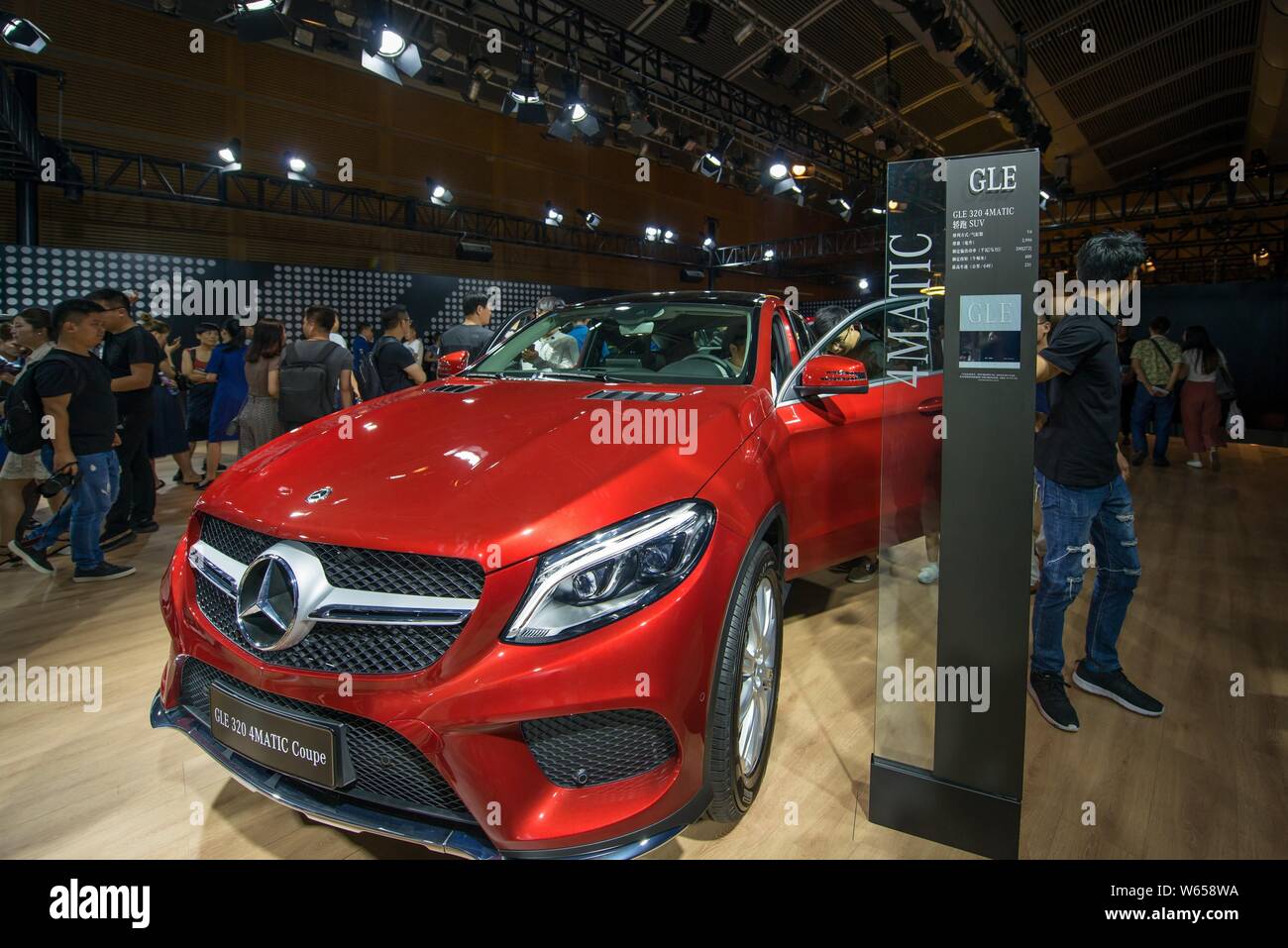 ---- Besucher versuchen, eine Mercedes-Benz GLE320 4MATIC-Coupé bei einem Automobil Ausstellung in Shenzhen, der südchinesischen Provinz Guangdong, 2 Ju Stockfoto
