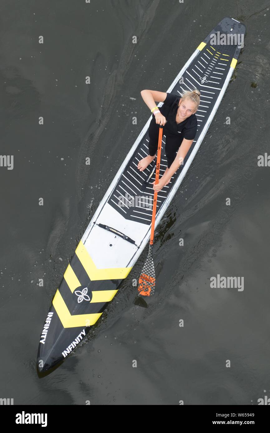 Dresden, Deutschland. 29. Juli, 2019. Der StandupPaddler Finja Krah